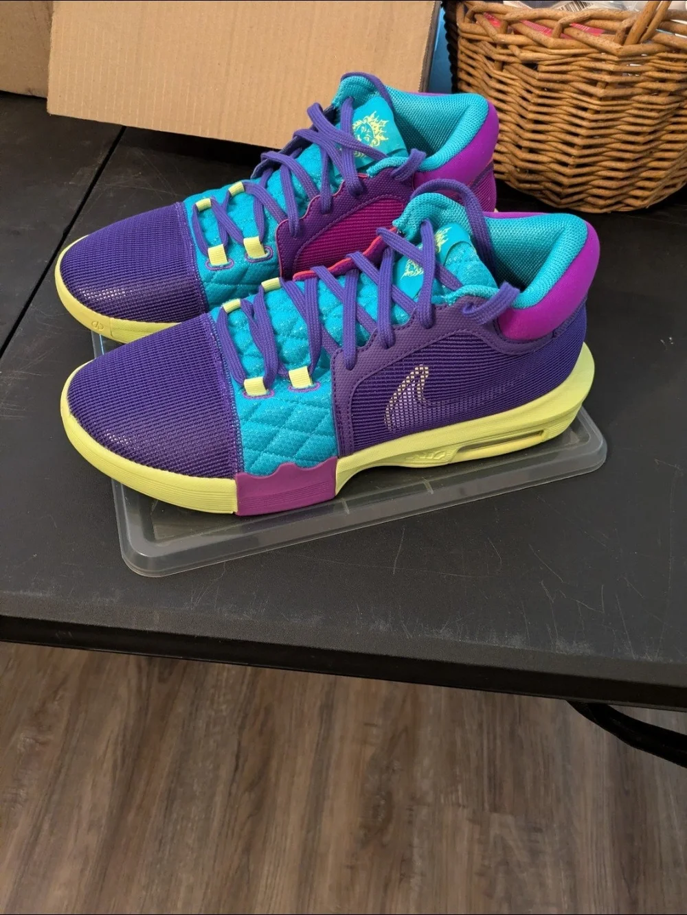 Nike LeBron James Witness VIII Brand New In Box Never Worn